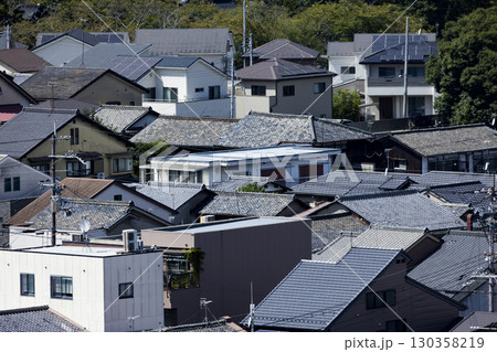 日本の住宅の屋根 130358219