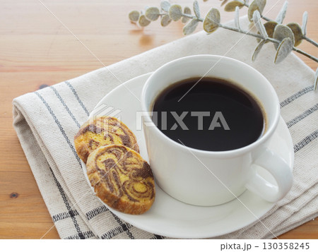 ホットコーヒーとマーブルクッキー 130358245