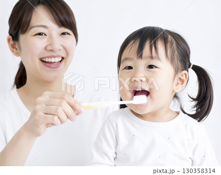 歯磨き中の幼い女の子　生成AI  130358314
