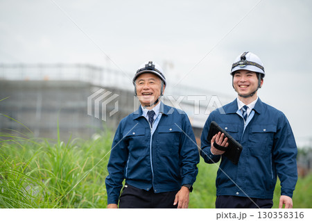 建設業の若手とベテラン 130358316