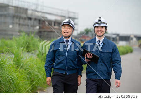 建設業の若手とベテラン 130358318