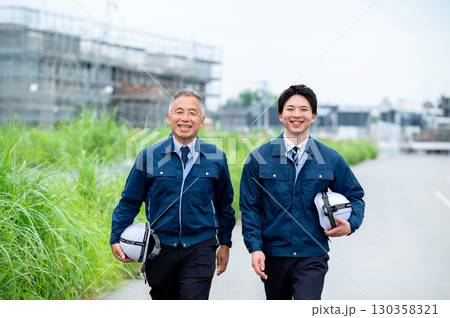建設業の若手とベテラン 130358321
