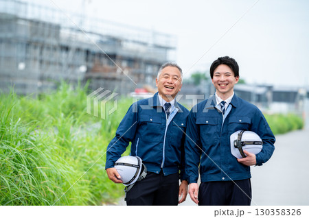 建設業の若手とベテラン 130358326