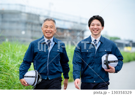 建設業の若手とベテラン 130358329