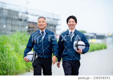 建設業の若手とベテラン 130358331