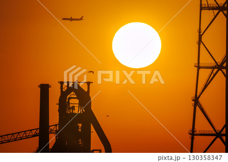 工場地帯の初日の出。羽田空港に着陸する飛行機のシルエット。海芝浦駅鶴見区横浜市神奈川県2025/1 130358347