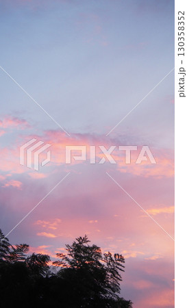 グラデーションが美しい夕焼け空　自然風景　コピースペース 130358352
