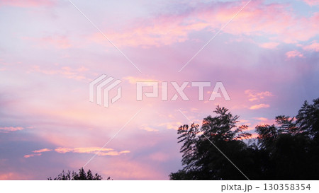 グラデーションが美しい夕焼け空 自然風景 コピースペース グラデーションが美しい夕焼け空 自然風景 コピースペース 130358354