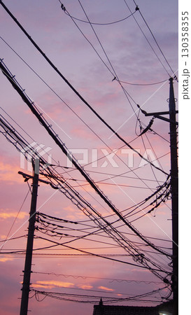 グラデーションが美しい夕焼け空　自然風景　コピースペース 130358355