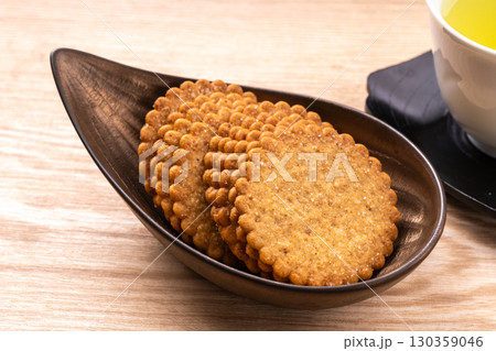 うす焼きビスケット 130359046