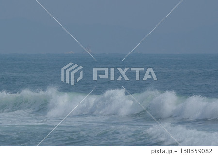 湘南に打ち寄せる波、遠くにえぼし岩、そして漁船が霞む 130359082