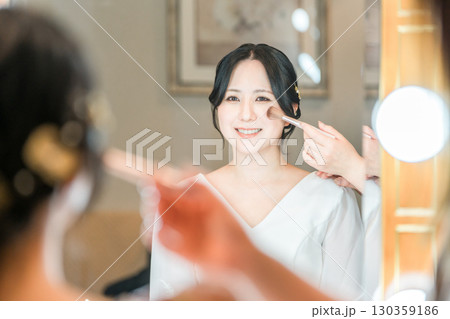 ブライズルーム・控え室でメイクをする花嫁・新婦 130359186