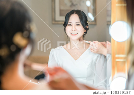 ブライズルーム・控え室でメイクをする花嫁・新婦 130359187