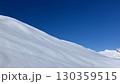 冬の雪山と晴天 130359515