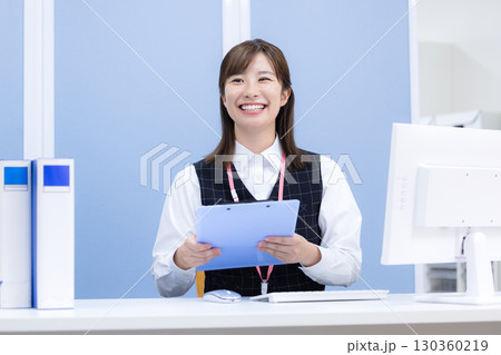 医療　制服を着た受付スタッフ 130360219