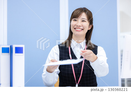 医療　制服を着た受付スタッフ 130360221