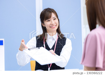 医療　制服を着た受付スタッフ 130360222