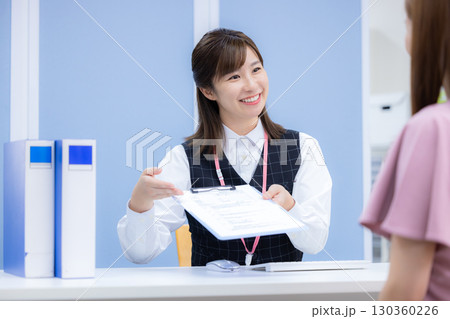 医療　制服を着た受付スタッフ 130360226