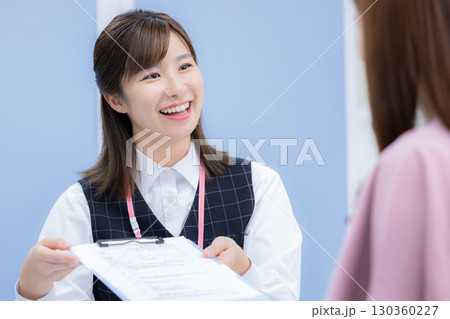 医療　制服を着た受付スタッフ 130360227