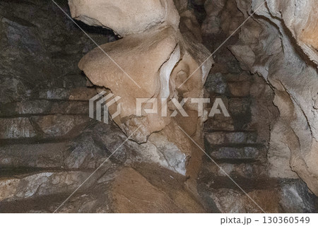 縄文鍾乳洞(岐阜県郡上市)内部 縄文鍾乳洞(岐阜県郡上市)内部 130360549