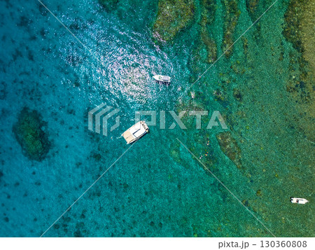 嘉比島のドローン撮影。乗船するカタマランヨットや座間味島、安慶名敷島。沖縄県島尻郡慶良間諸島座間味島 130360808