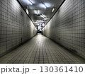 ホラーゲームのような地下通路と蛍光灯 130361410