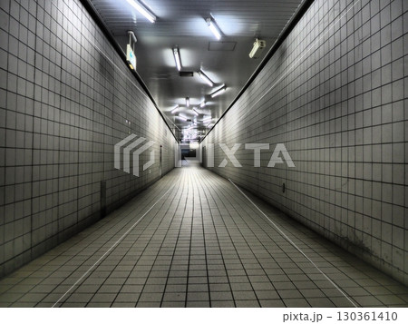 ホラーゲームのような地下通路と蛍光灯 ホラーゲームのような地下通路と蛍光灯 130361410