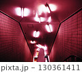 赤く染まる不気味な地下通路と蛍光灯 130361411