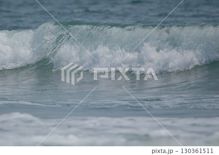 海岸に打ち寄せる波、崩れながら寄せてくる 130361511