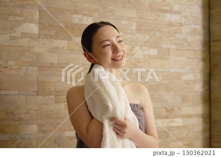サウナをする女性 130362021