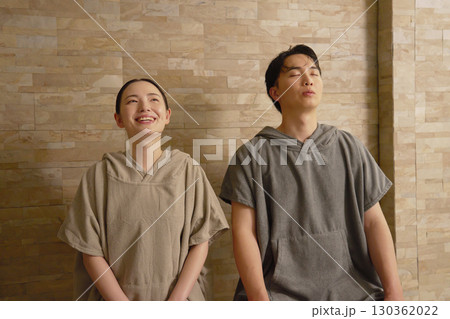 サウナをする若いカップル 130362022