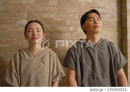 サウナをする若いカップル サウナをする若いカップル 130362023