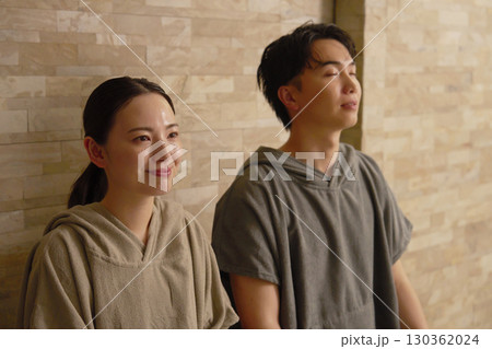 サウナをする若いカップル サウナをする若いカップル 130362024