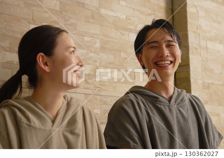 サウナをする若いカップル 130362027