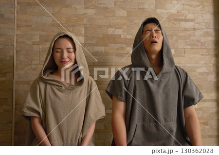 サウナをする若いカップル サウナをする若いカップル 130362028