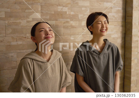 サウナをする若いカップル サウナをする若いカップル 130362035