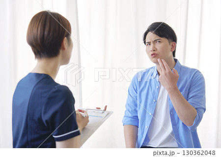 皮膚科のの問診を受ける男性 皮膚科のの問診を受ける男性 130362048