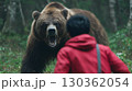 ヒグマと遭遇した男性 130362054
