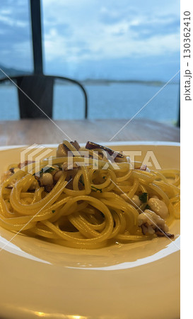 海を眺めながら食べるパスタ 海を眺めながら食べるパスタ 130362410