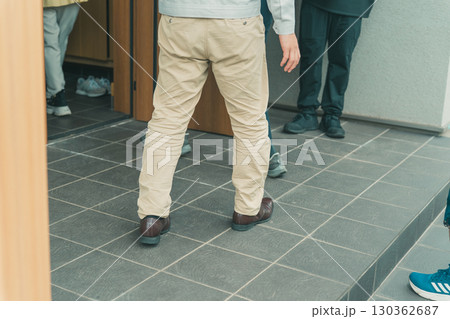 一戸建ての玄関と人々 130362687
