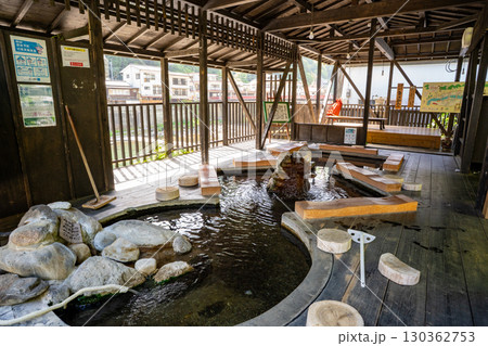 御湯の駅の足湯の風景（杖立温泉） 130362753