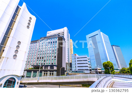 日本の横浜都市景観8月30日。桜木町駅　新南口(市役所口）やホテルメッツ、横浜市役所、電車などを望む 130362795