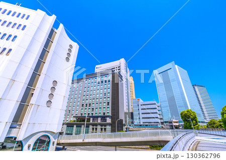 日本の横浜都市景観8月30日。桜木町駅 新南口(市役所口)やホテルメッツ、横浜市役所、電車などを望む 日本の横浜都市景観8月30日。桜木町駅 新南口(市役所口)やホテルメッツ、横浜市役所、電車などを望む 130362796