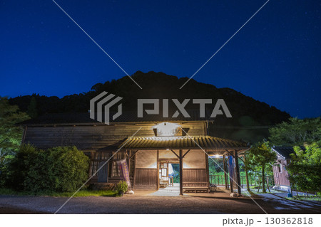 夜の嘉例川駅 130362818