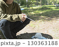 キャンプ場でペグを拭く子供 キャンプ用品の片付けをする 130363188