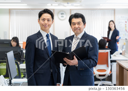 会議をする男女のビジネスマン 会議をする男女のビジネスマン 130363456