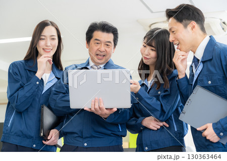 オフィスで働く作業服のエンジニア 130363464