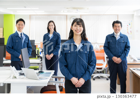 オフィスで働く作業服のエンジニア オフィスで働く作業服のエンジニア 130363477