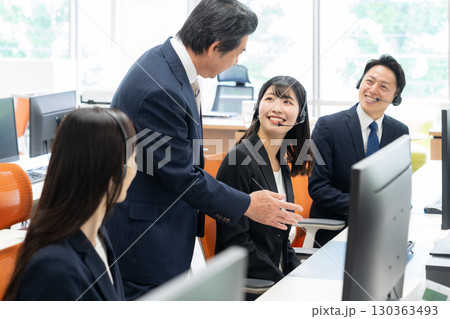 コールセンターの男女のオペレーター 130363493
