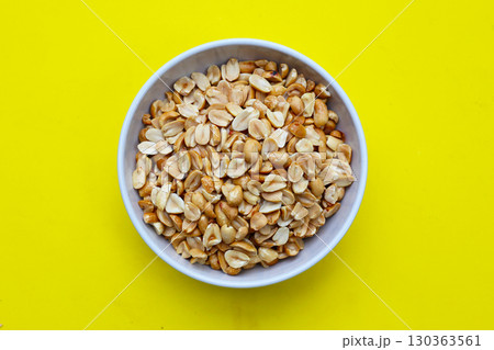 Roasted peanuts for snacking, or used as toppings for various dishes. 130363561